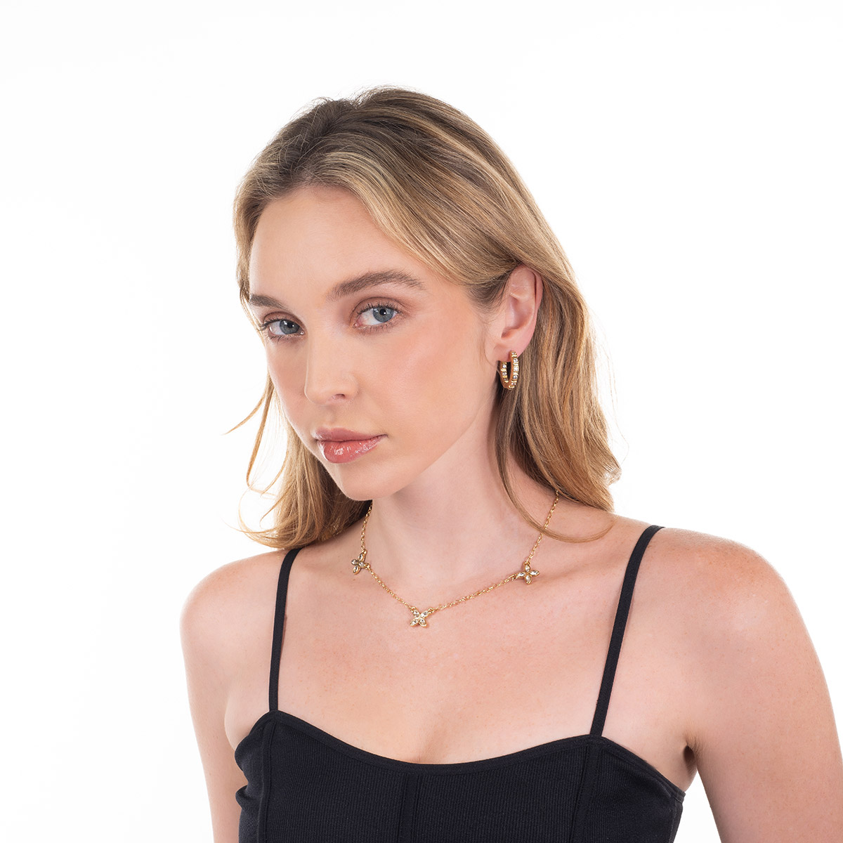Aretes en baño de oro con piedras y toque brillante