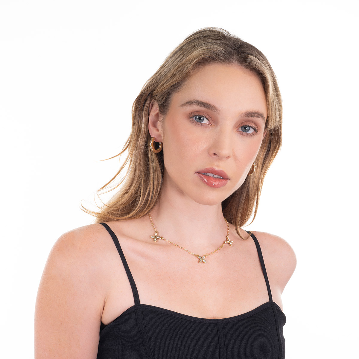 Aretes en baño de oro con piedras y toque brillante