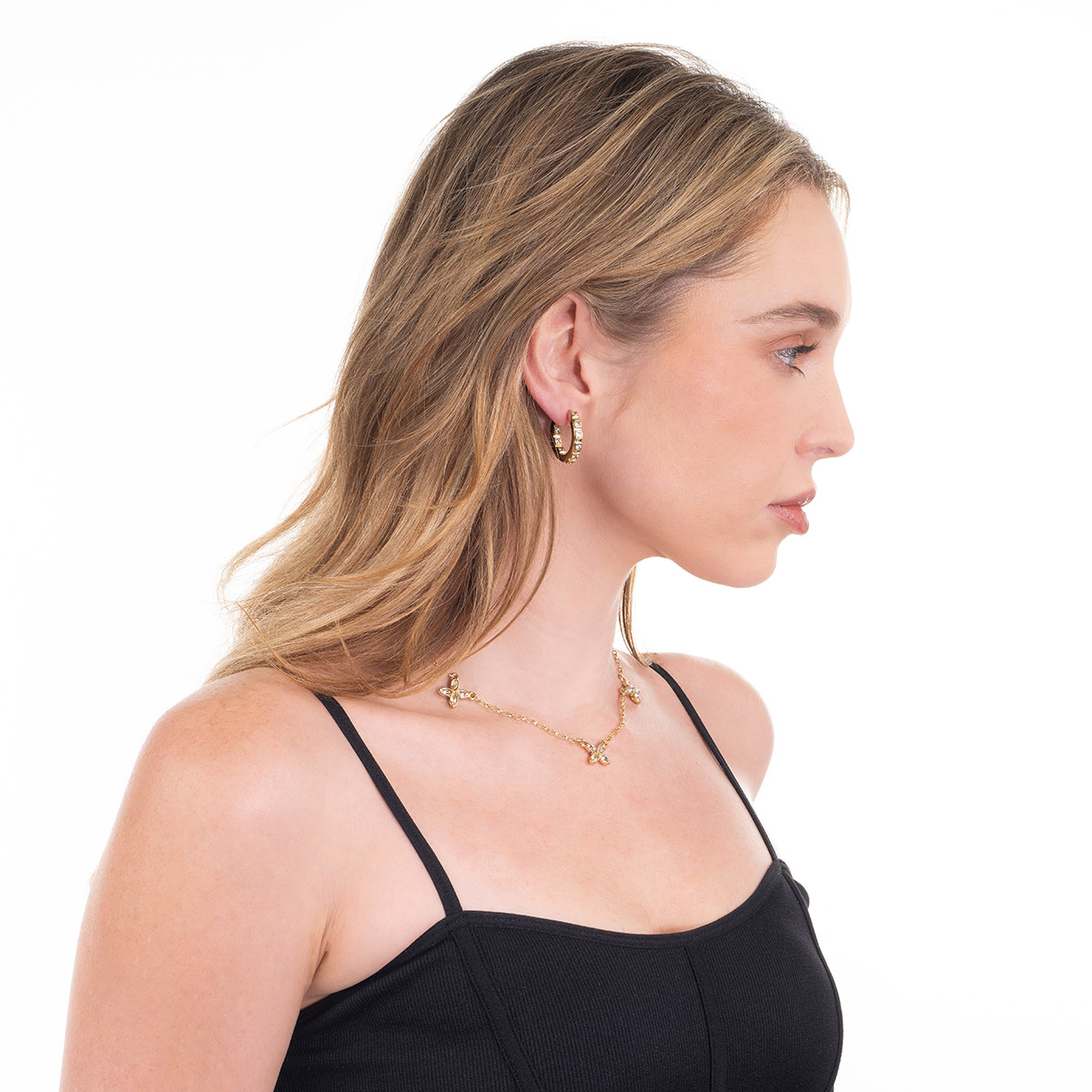 Aretes en baño de oro con piedras y toque brillante