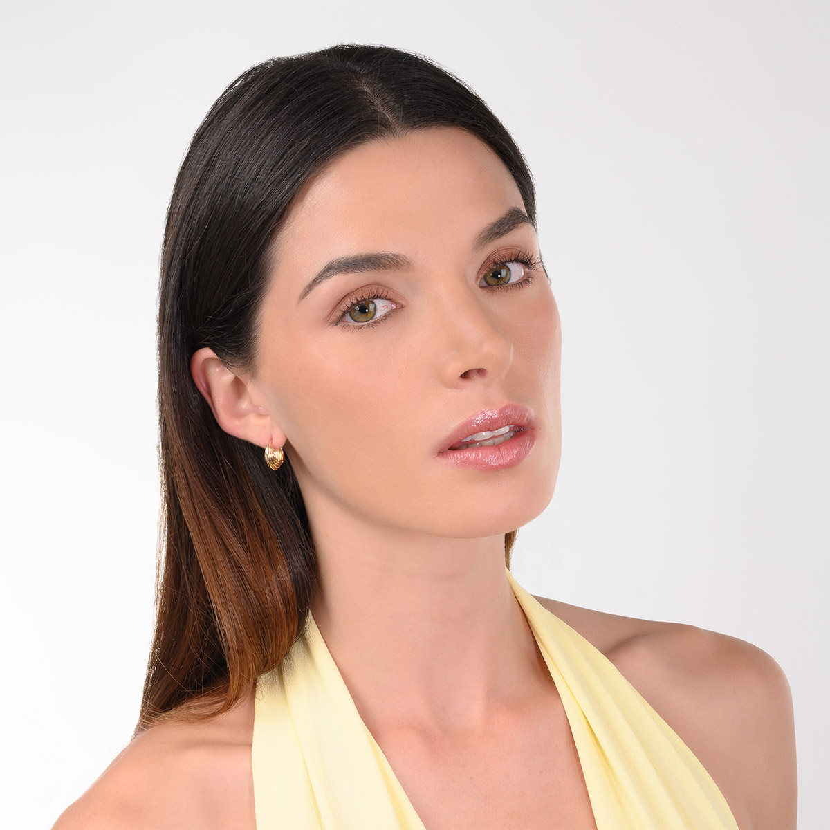 Aretes en baño de oro diseño aro texturizado voluminoso