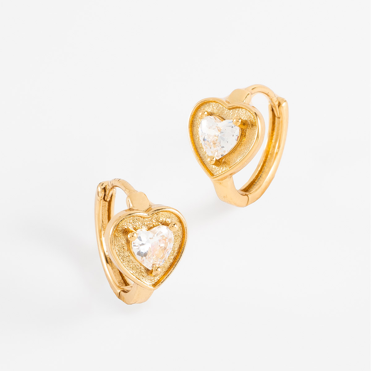 Aretes en baño de oro con corazón y piedra en toque brillante