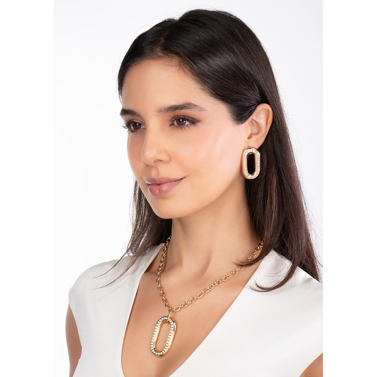 Aretes en baño de oro con diseño oval y detalles de piedras en tono cristal, perfectos para sumar un toque brillante y sofisticado a tu estilo diario