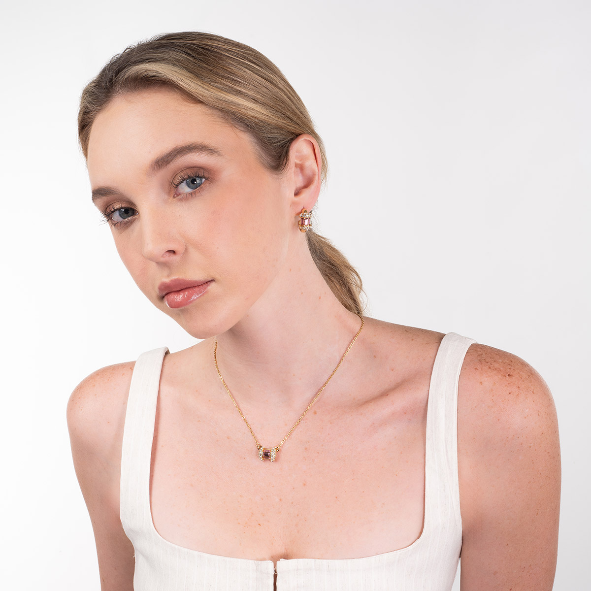 Aretes en baño de oro media argolla piedras rosa brillante