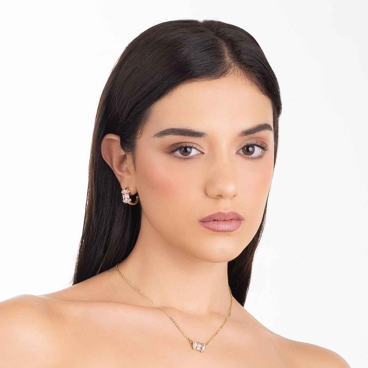 Aretes en baño de oro media argolla piedras rosa brillante