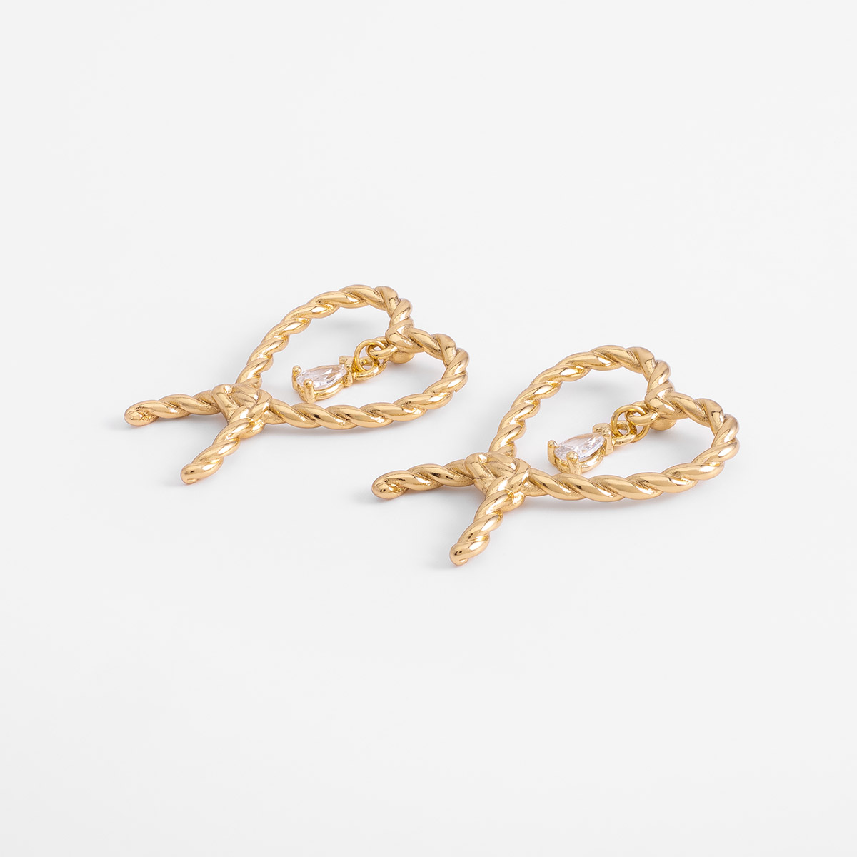 Aretes en baño de oro forma lazo y piedra brillante poste