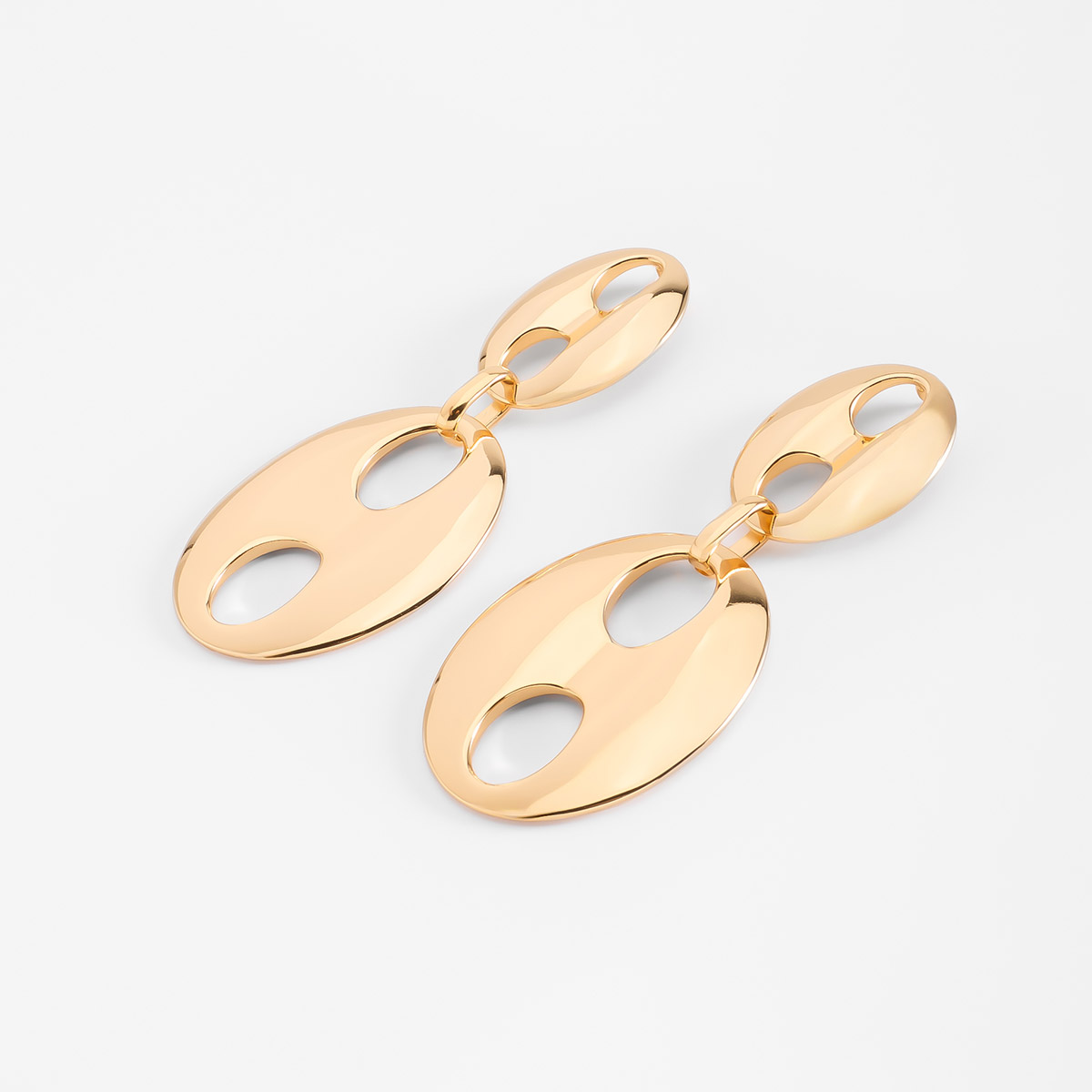 Aretes en baño de oro diseño ovalado calado alto 8 cm ancho 3 cm