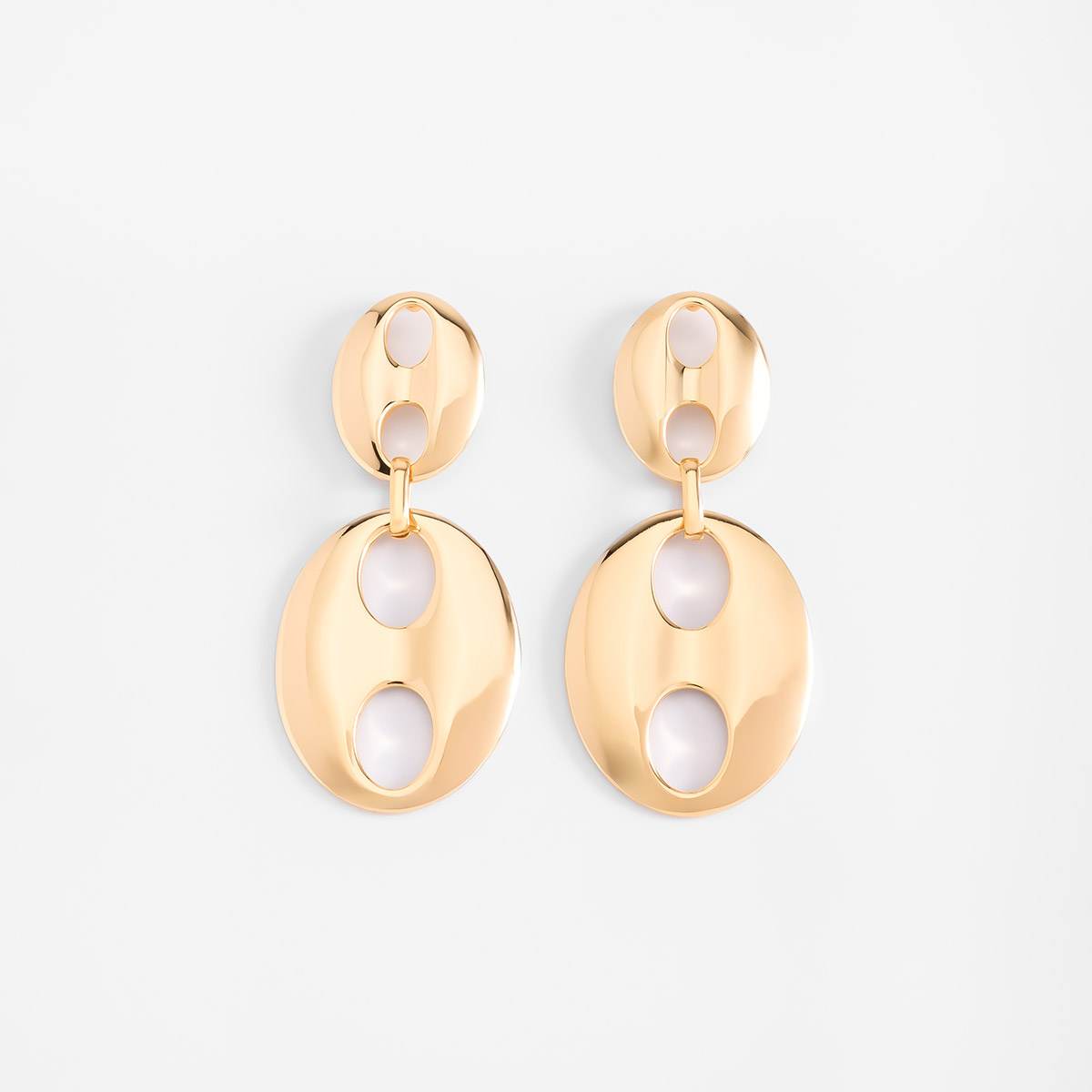 Aretes en baño de oro diseño ovalado calado alto 8 cm ancho 3 cm