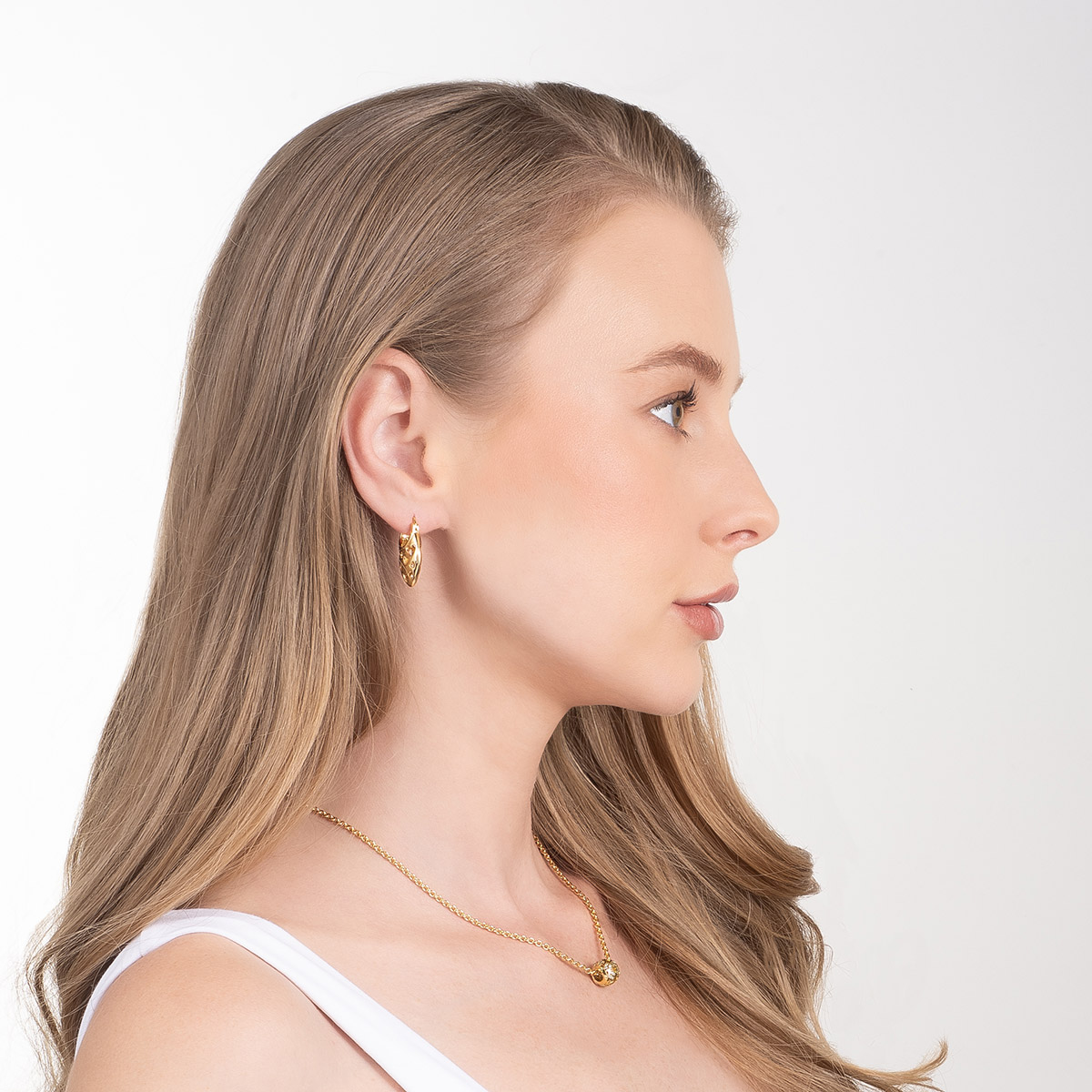 Aretes en baño de oro gota calada con motivos de corazones