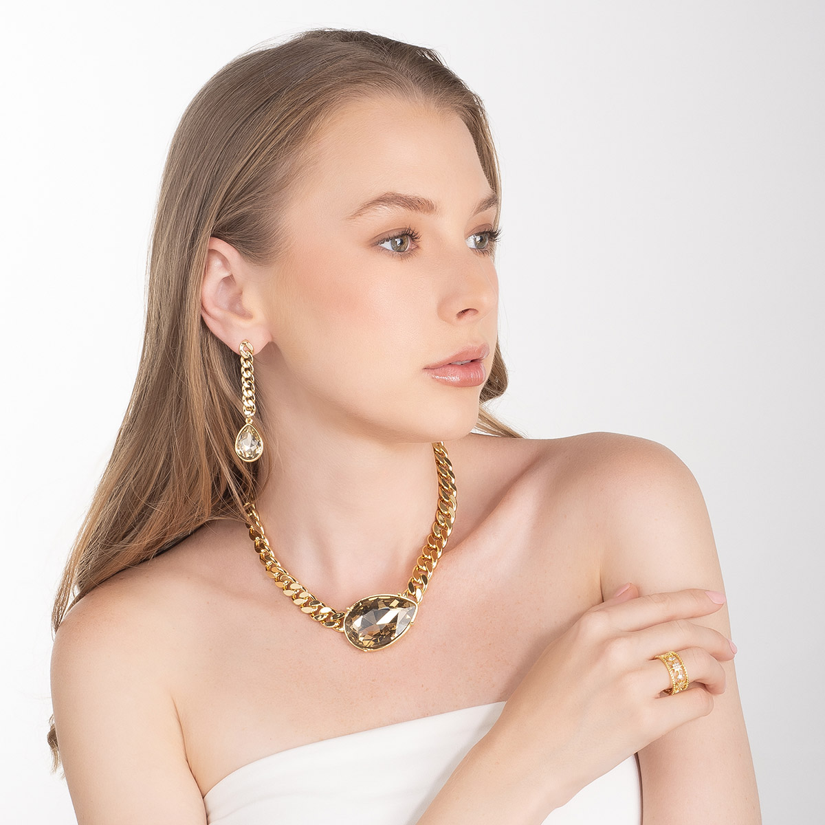 Aretes en baño de oro cadena y piedra tono ahumado