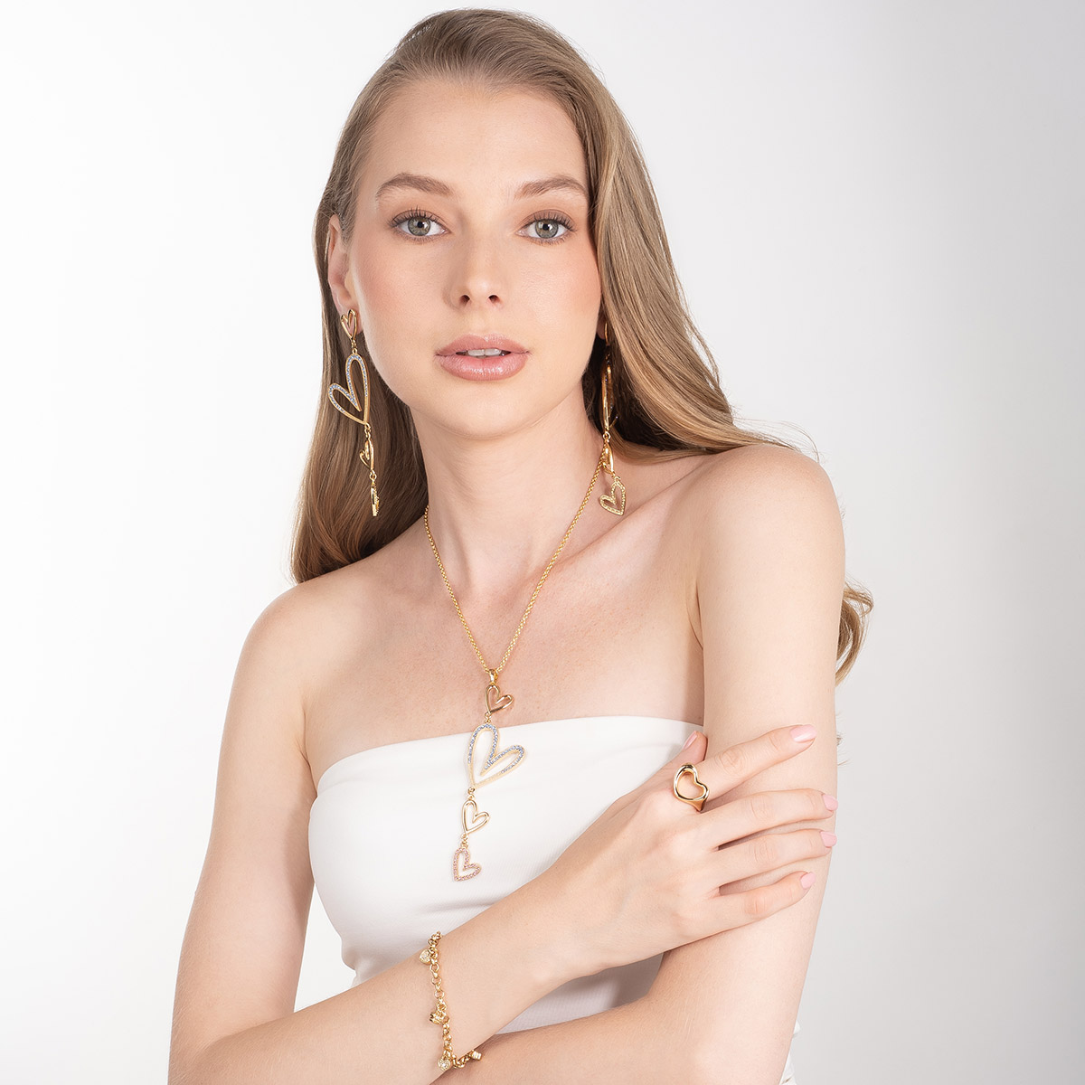 Aretes en baño de oro corazones colgantes piedras azul y rosa