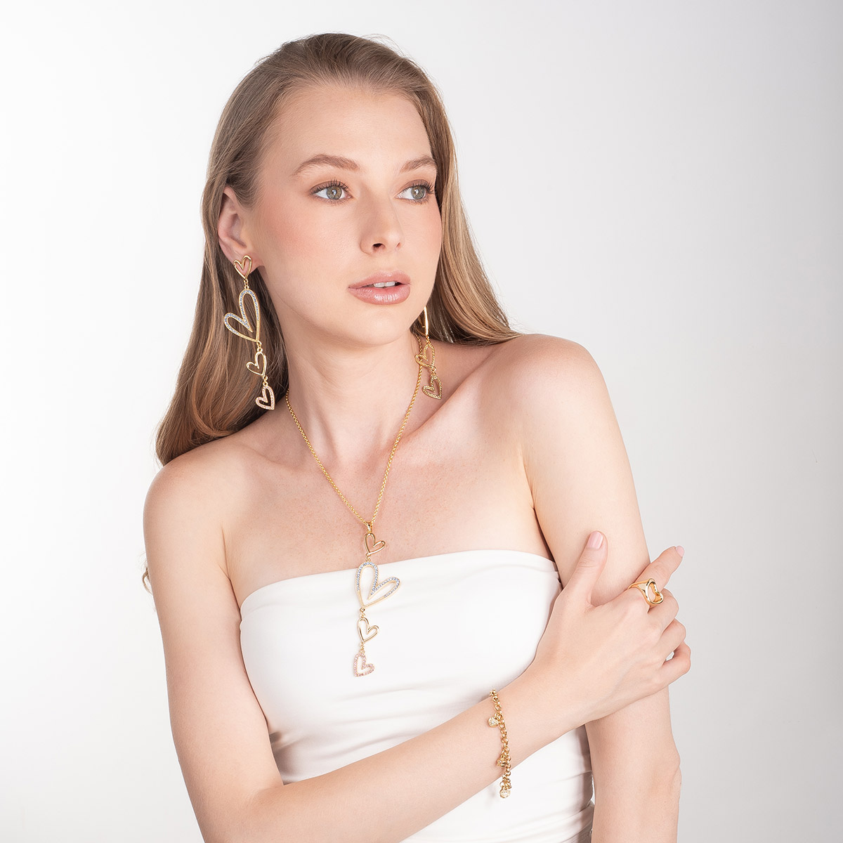 Aretes en baño de oro corazones colgantes piedras azul y rosa