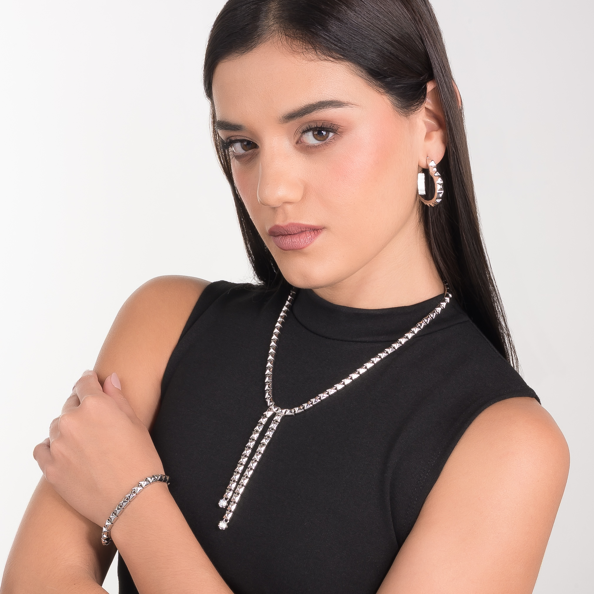 Aretes en baño de platino diseño picos geométricos modernos