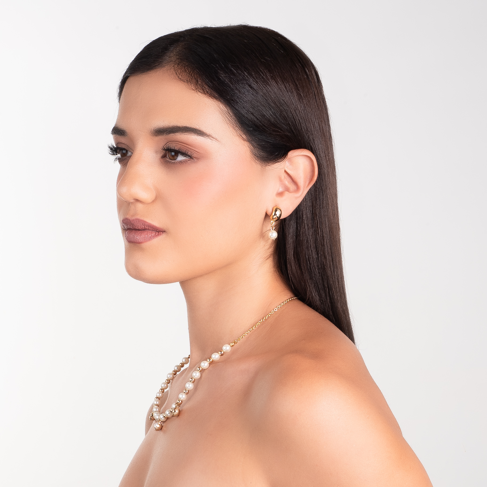 Aretes en baño de oro con diseño abombado y perla colgante