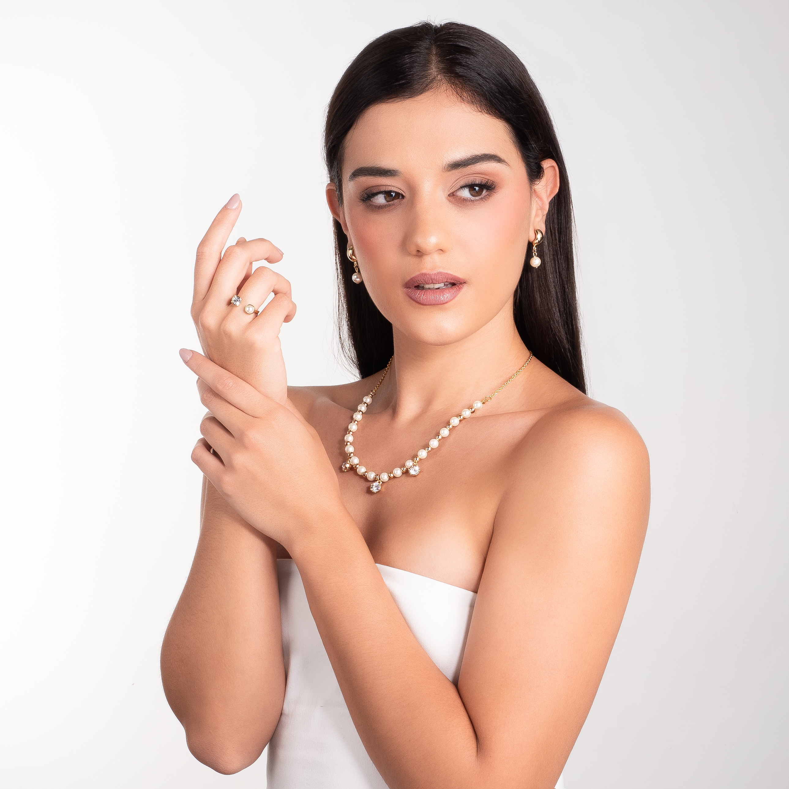 Aretes en baño de oro con diseño abombado y perla colgante