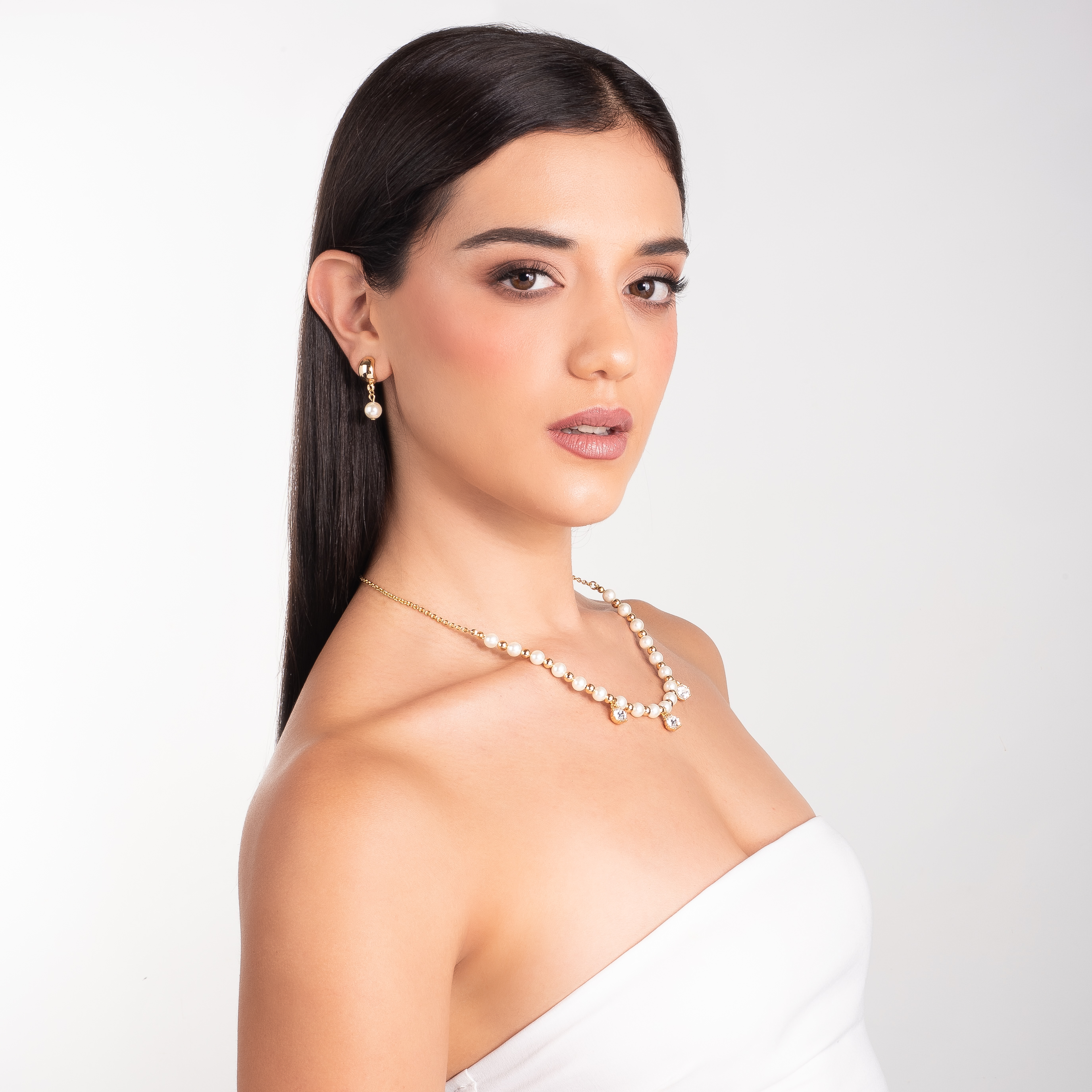 Aretes en baño de oro con diseño abombado y perla colgante