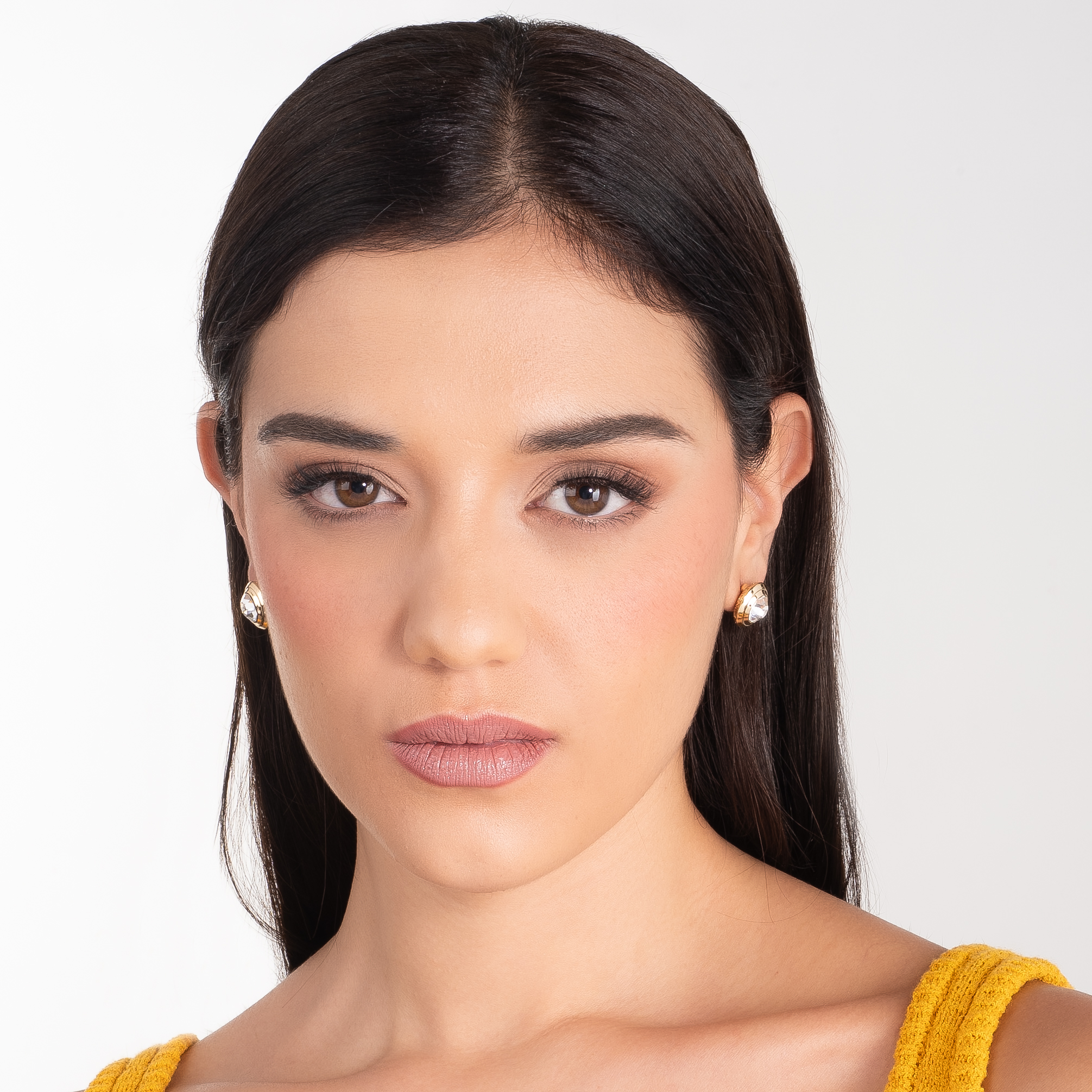 Aretes en baño de oro piedras en tono cristal diseño clásico