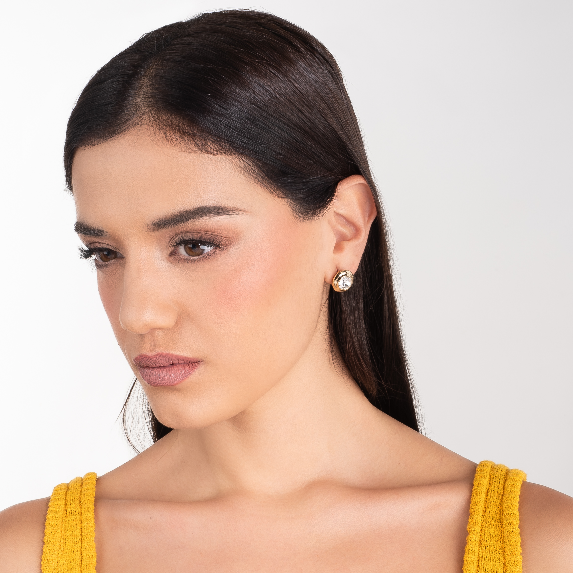 Aretes en baño de oro piedras en tono cristal diseño clásico