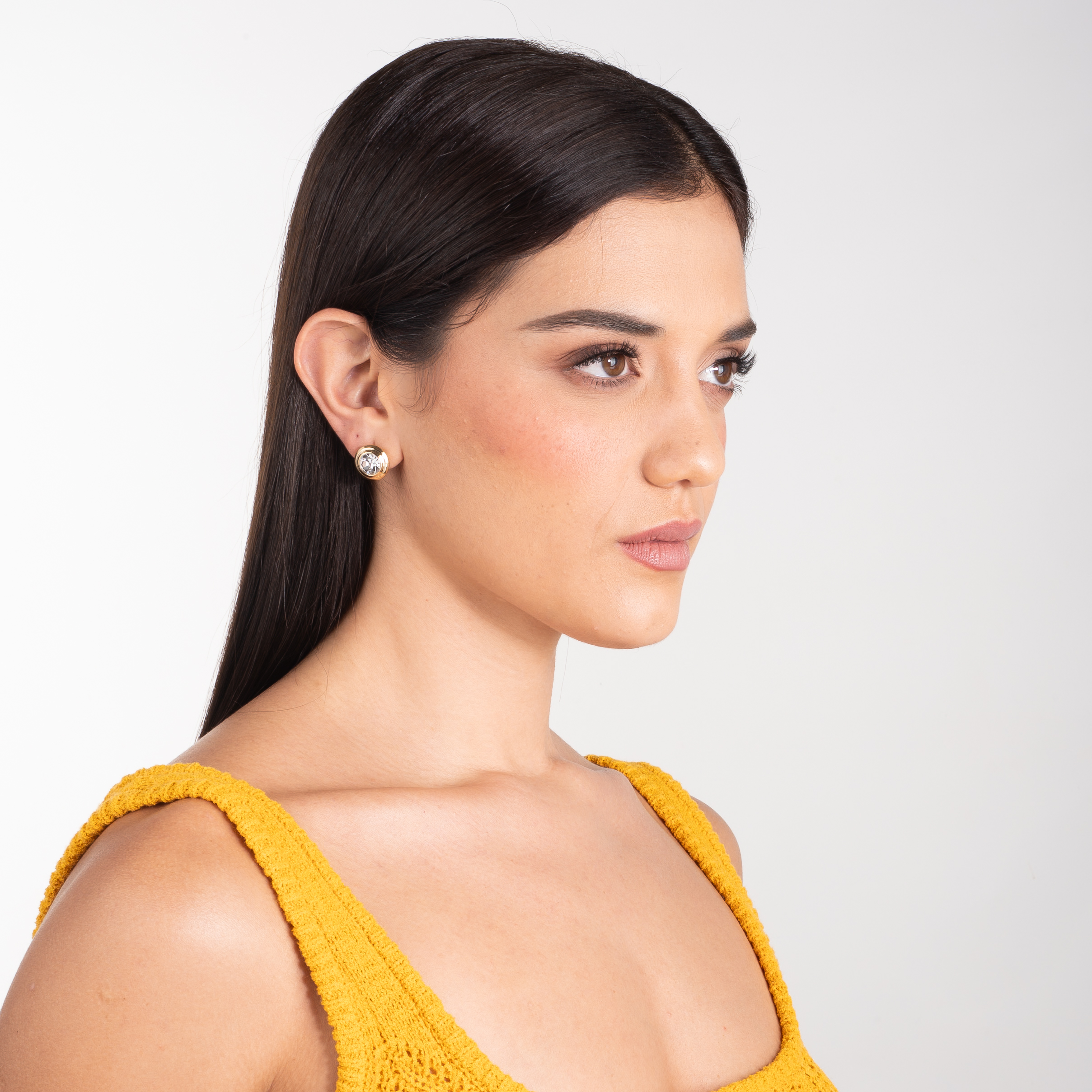 Aretes en baño de oro piedras en tono cristal diseño clásico