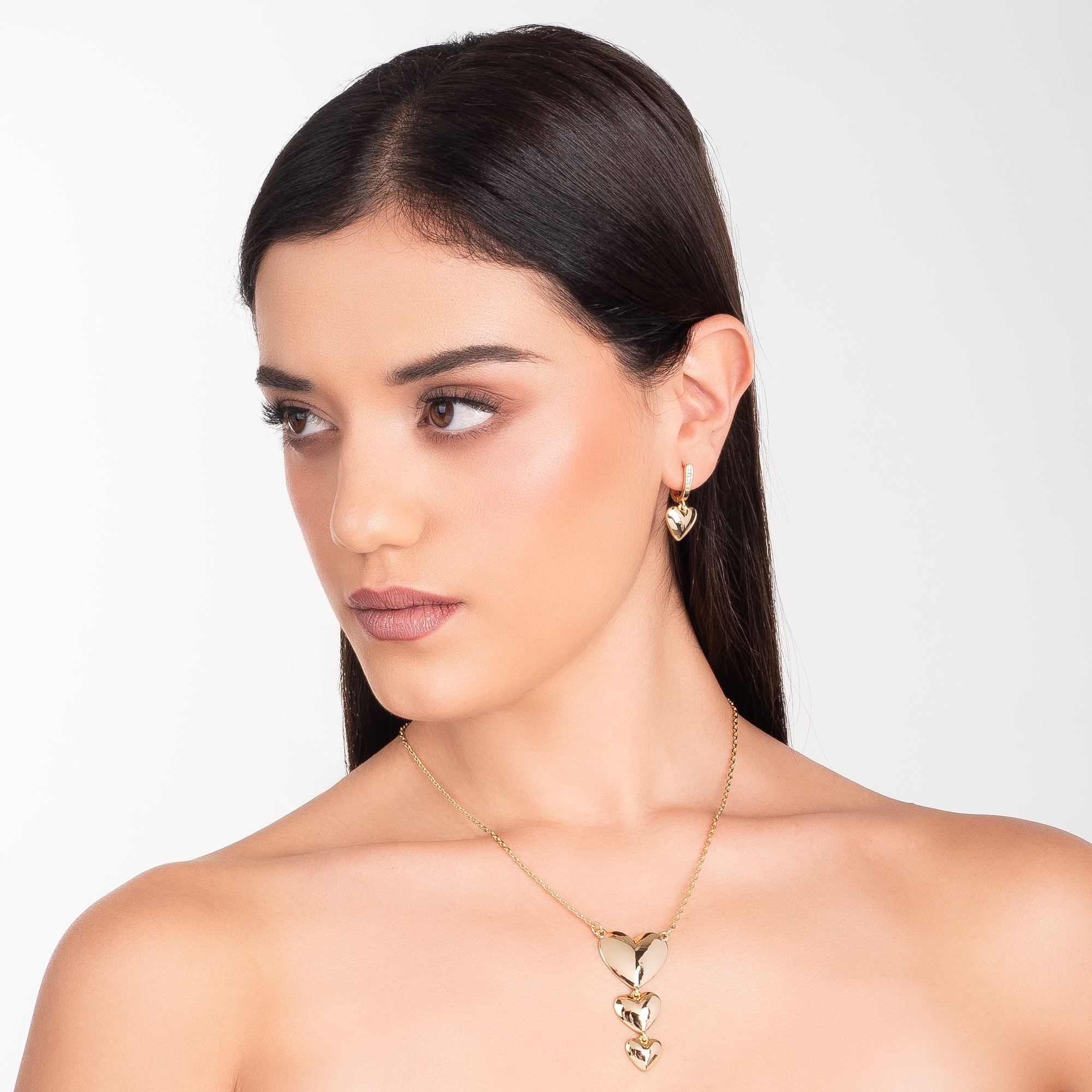 Aretes en baño de oro con dijes de corazón colgantes