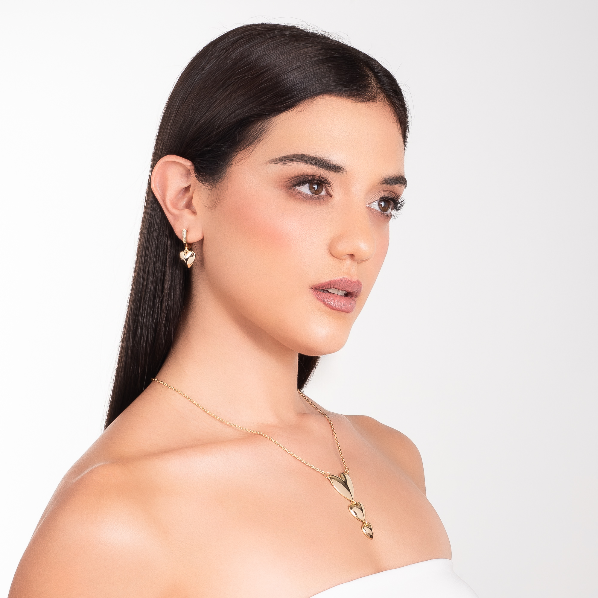 Aretes en baño de oro con dijes de corazón colgantes