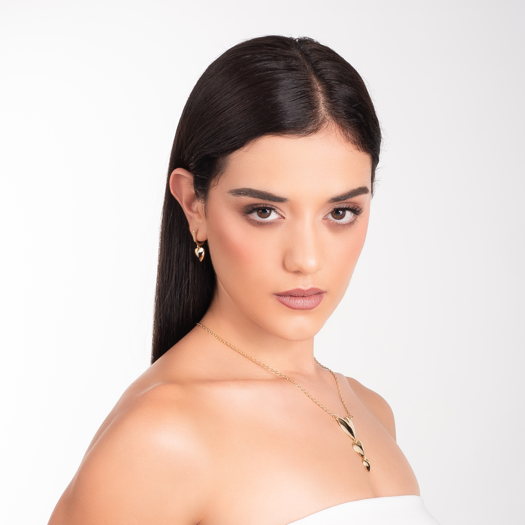 Aretes en baño de oro con dijes de corazón colgantes