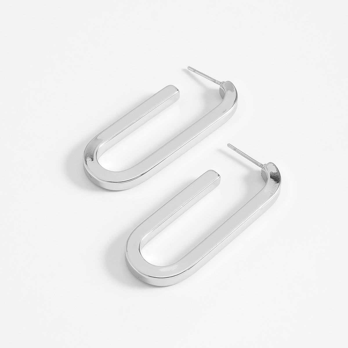 Aretes en baño de rodio diseño geométrico contemporáneo