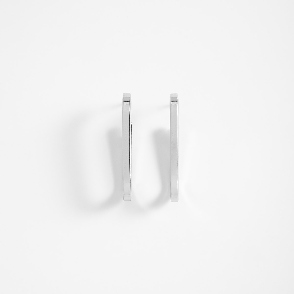 Aretes en baño de rodio diseño geométrico contemporáneo