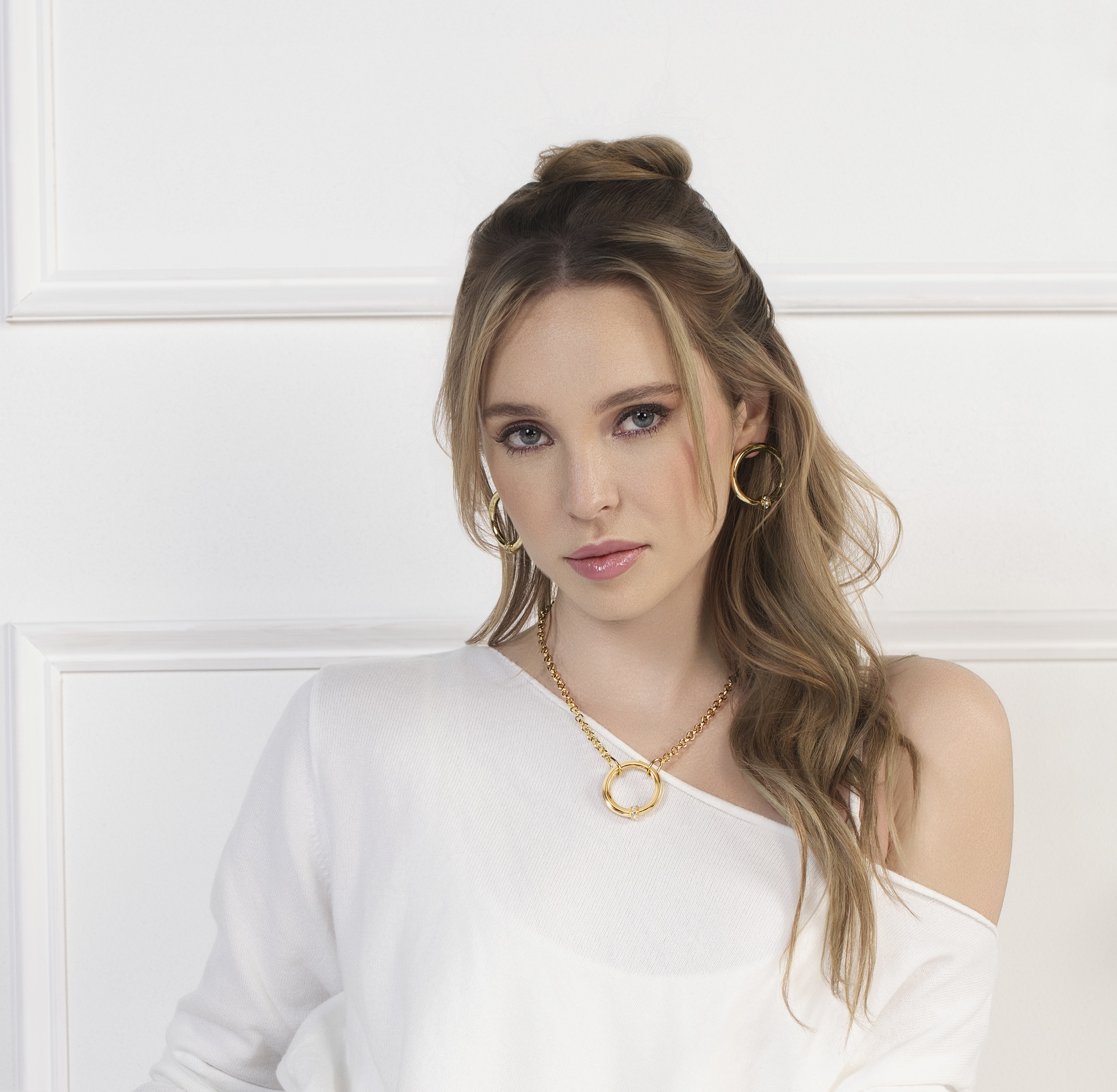 Aretes en baño de oro con estructura circular y detalle de piedras