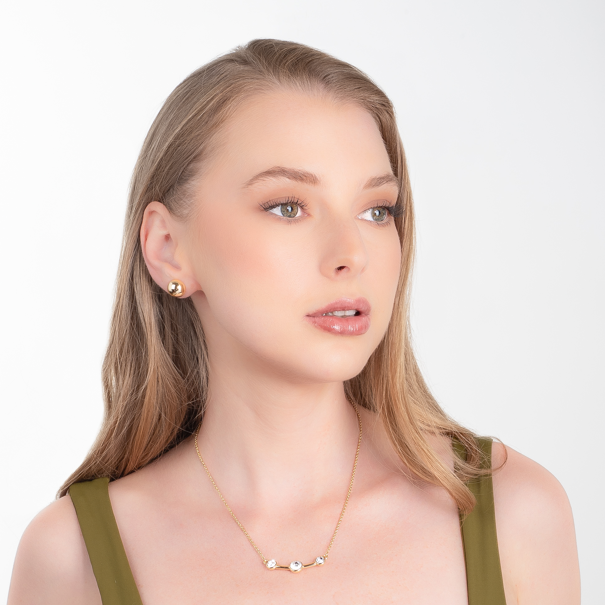 Aretes en baño de oro con forma esférica abombada y acabado pulido