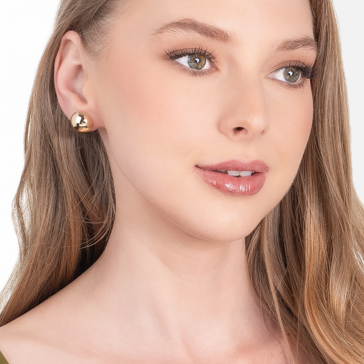 Aretes en baño de oro con formato abombado y acabado pulido