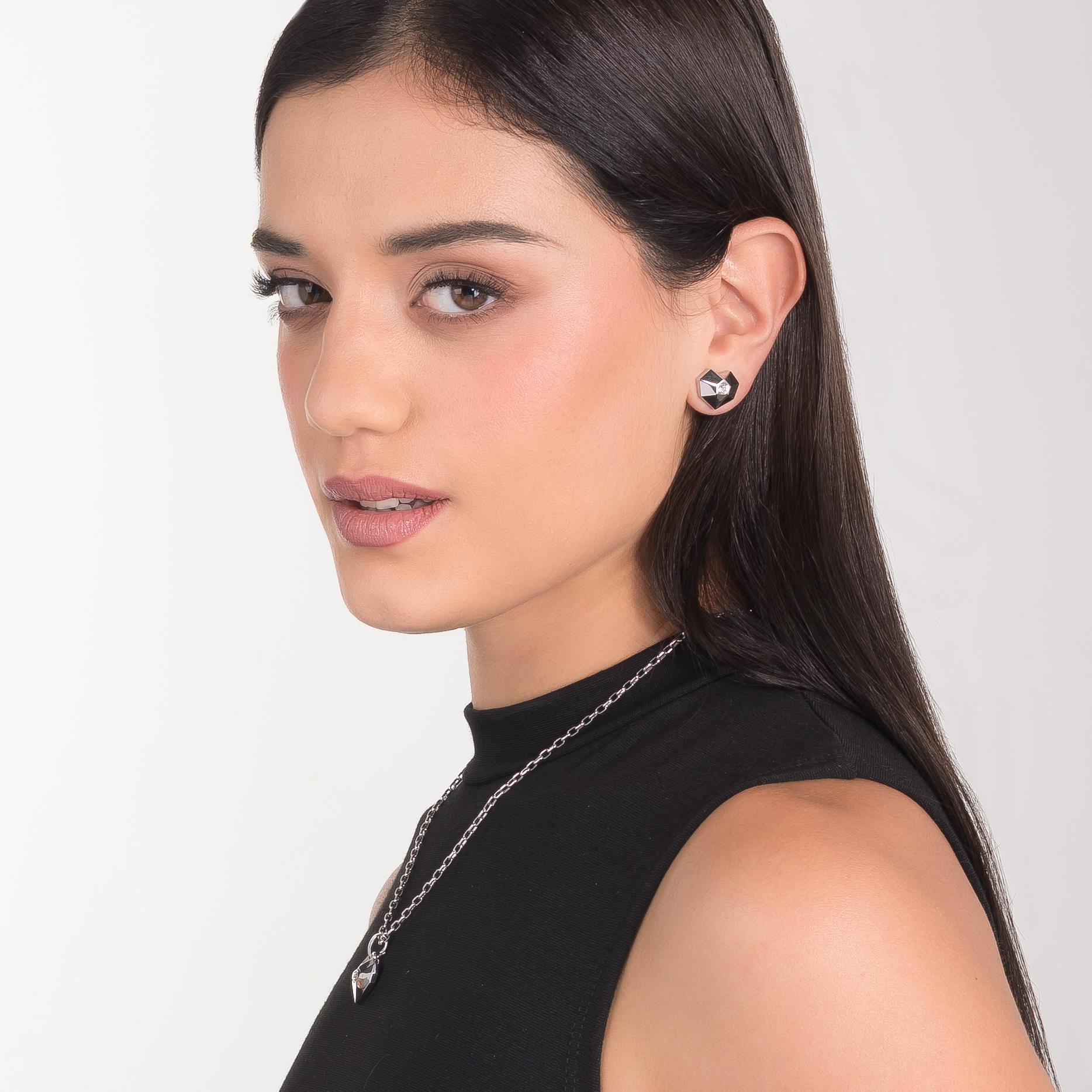 Aretes en baño de platino corazón geométrico brillante