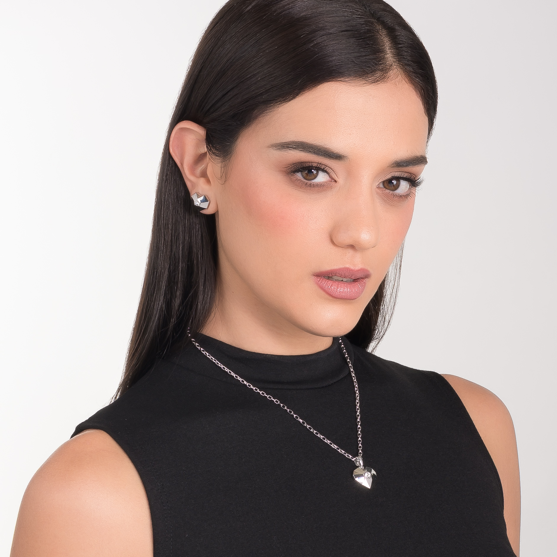 Aretes en baño de platino corazón geométrico brillante