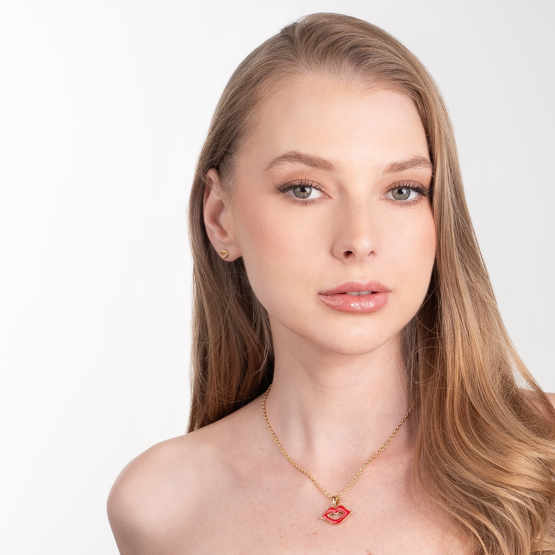 Aretes en baño de oro diseño labios estilo contemporáneo