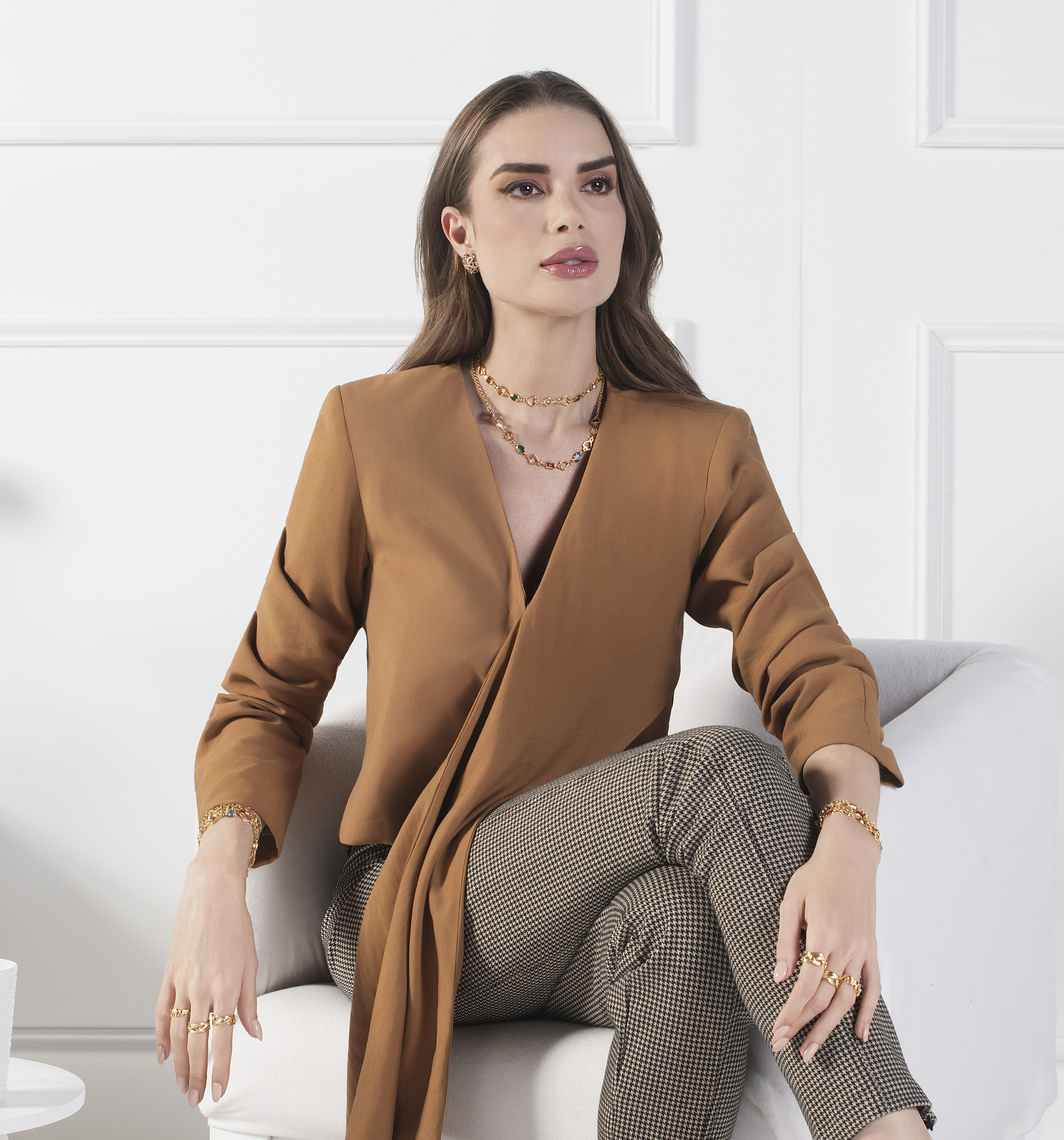 Aretes en baño de oro con piedras en tonos variados