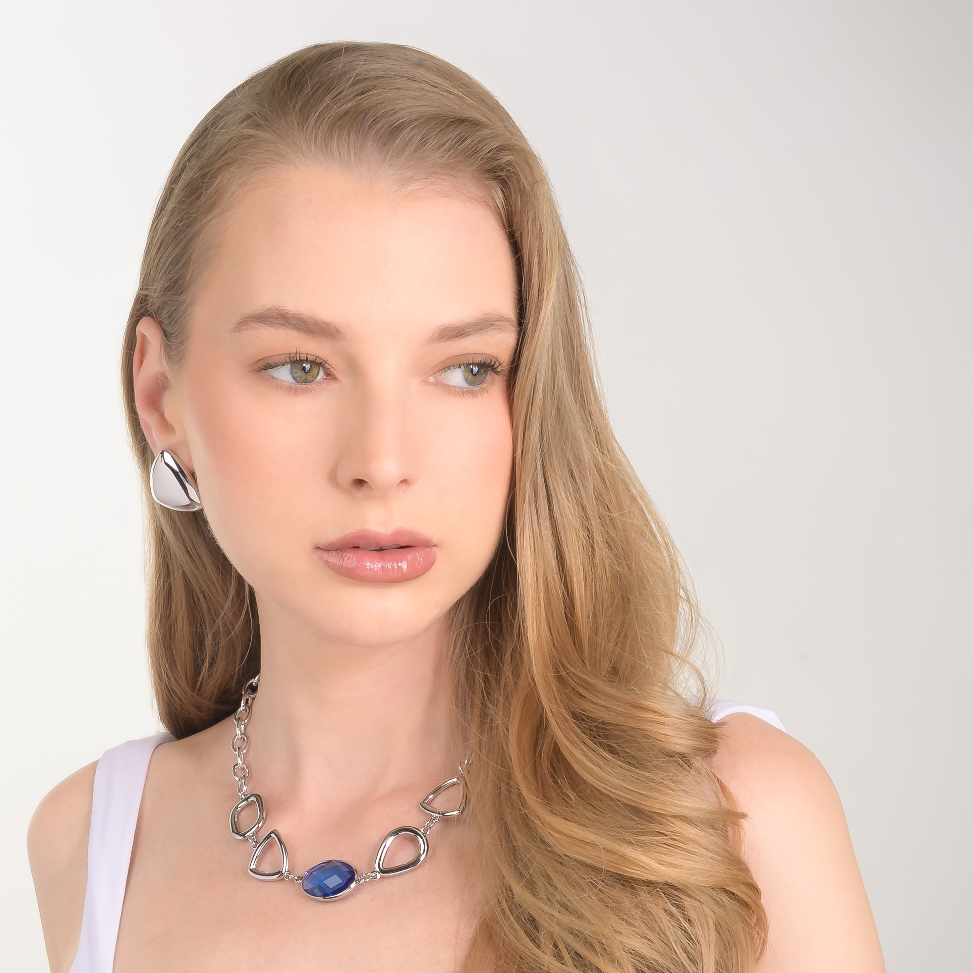 Aretes en baño de rodio con forma triangular