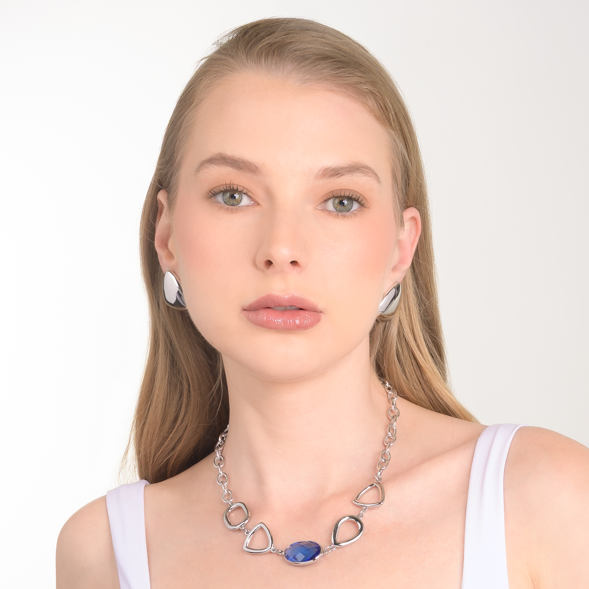 Aretes en baño de rodio con forma triangular