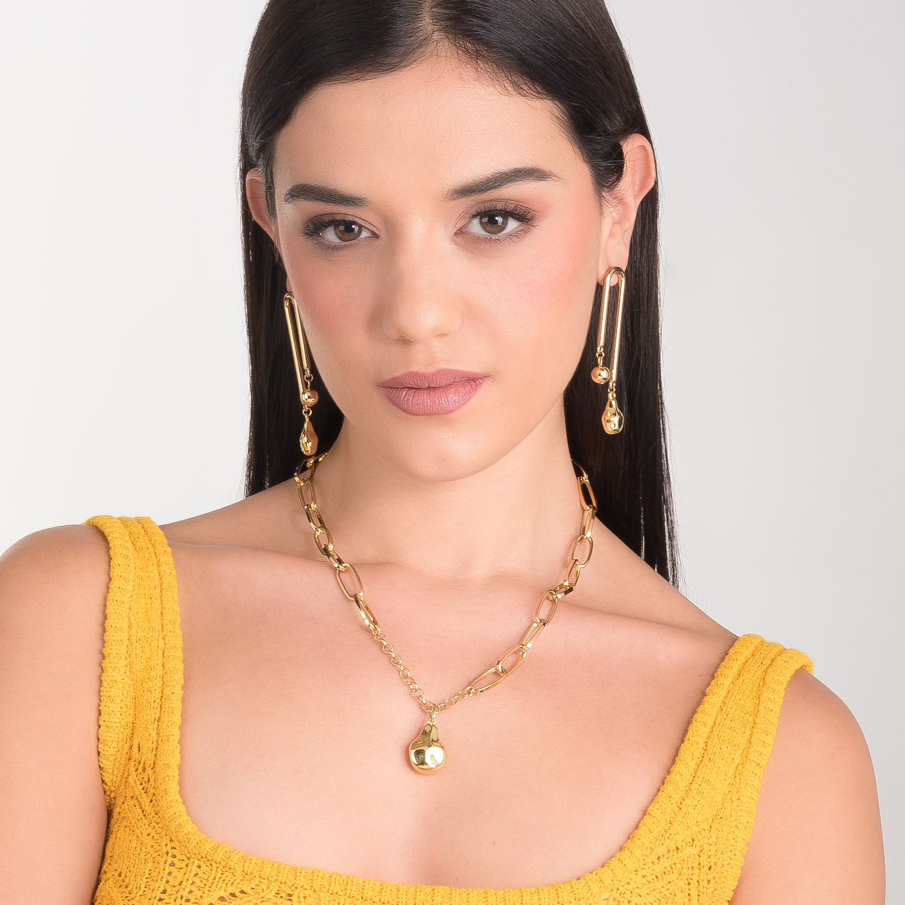 Aretes en baño de oro diseño geométrico con esferas colgantes