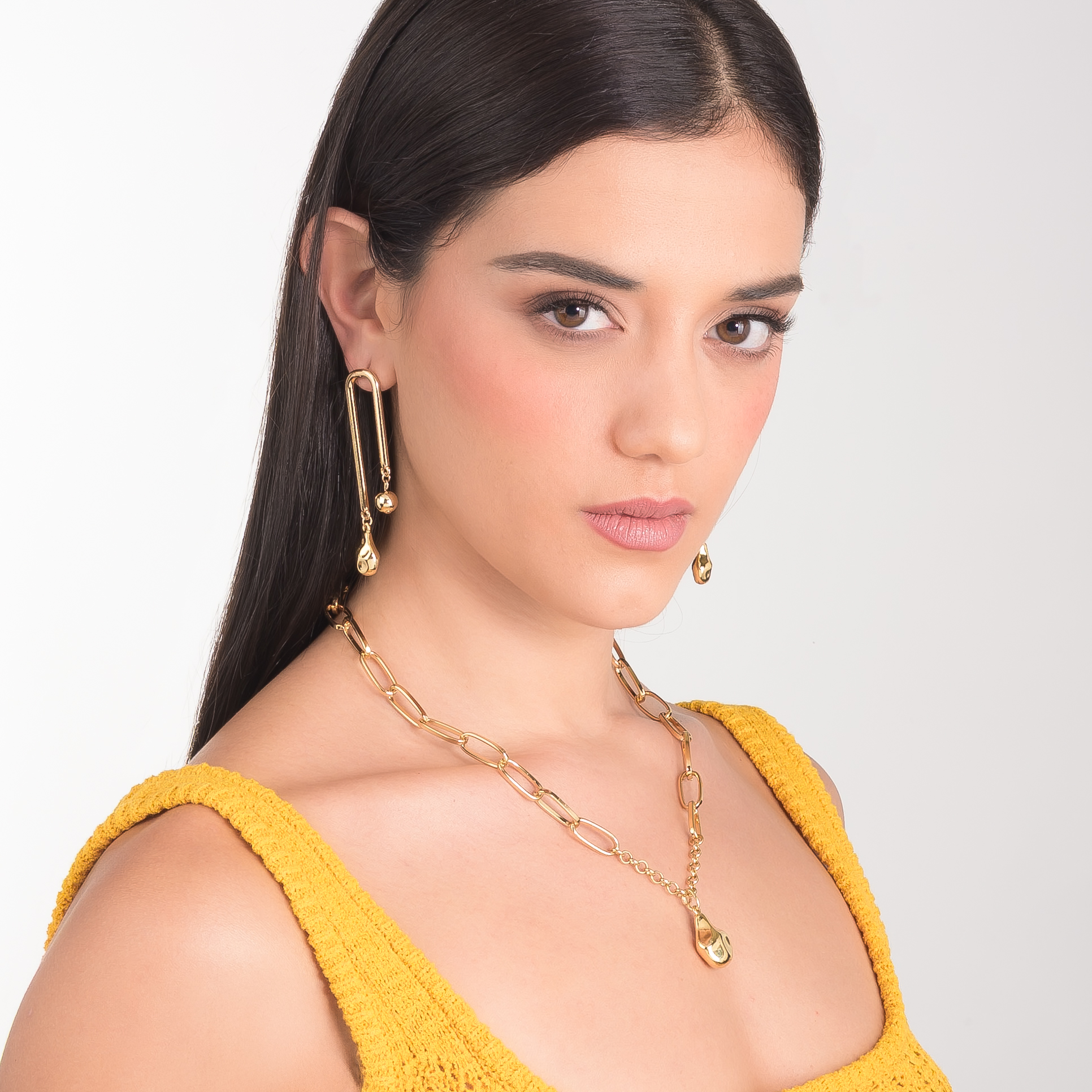 Aretes en baño de oro diseño geométrico con esferas colgantes