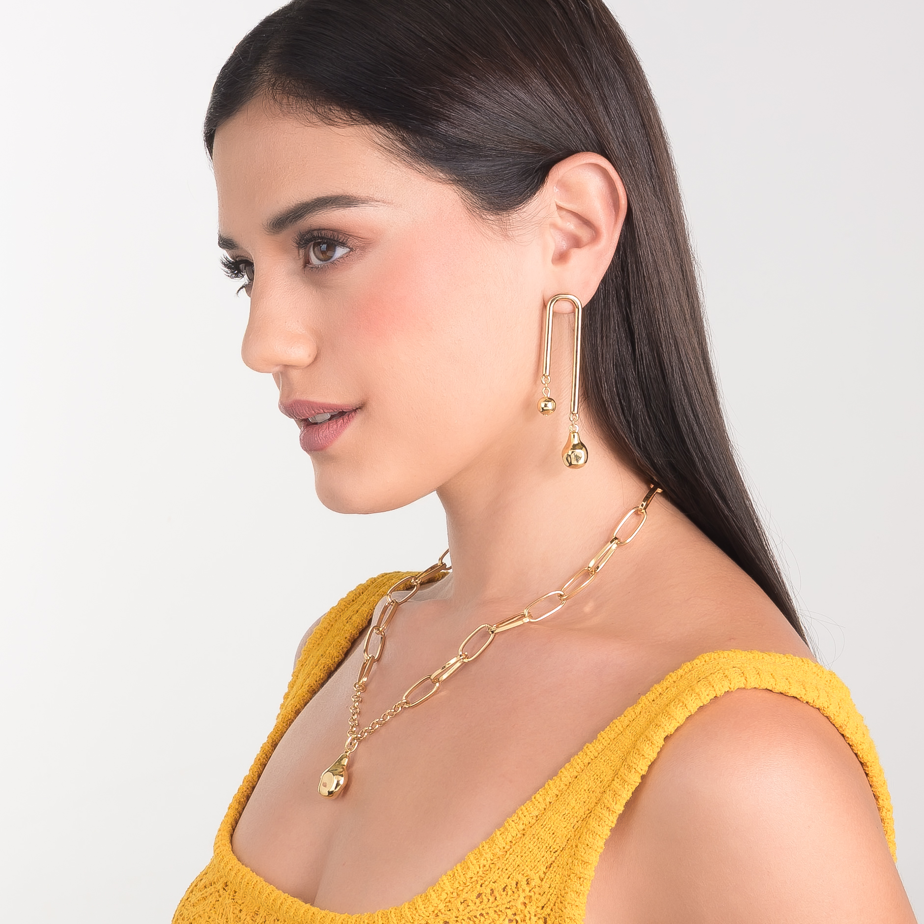 Aretes en baño de oro diseño geométrico con esferas colgantes