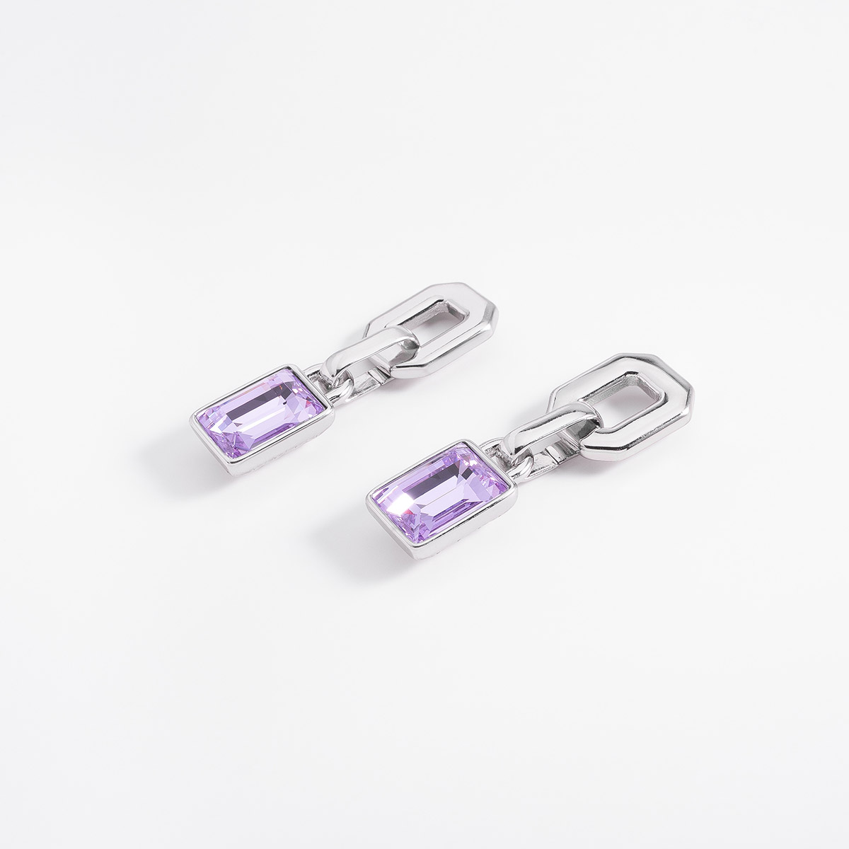 Aretes en baño de rodio con eslabón y piedra lila diseño contemporáneo