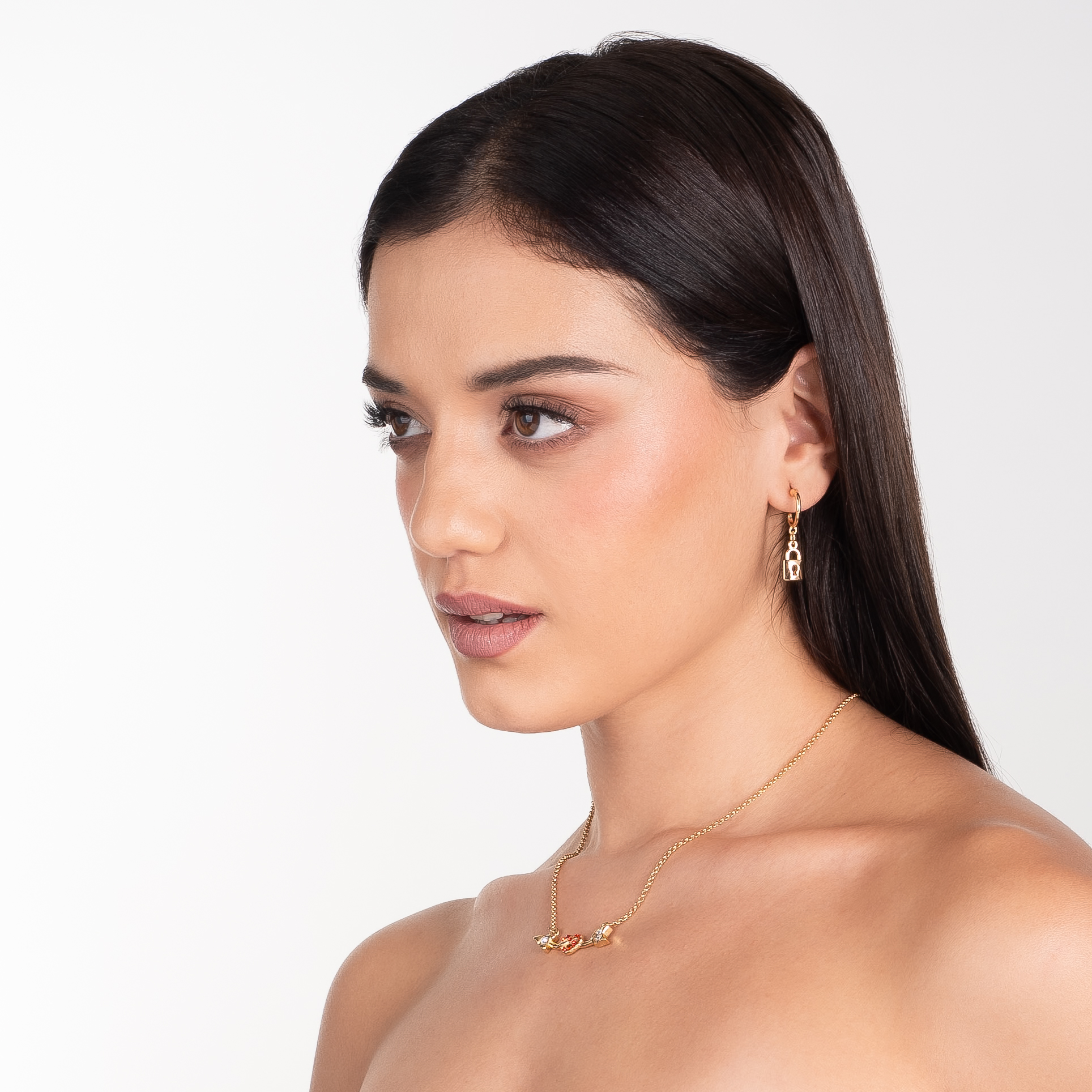 Aretes en baño de oro con dije candado diseño moderno