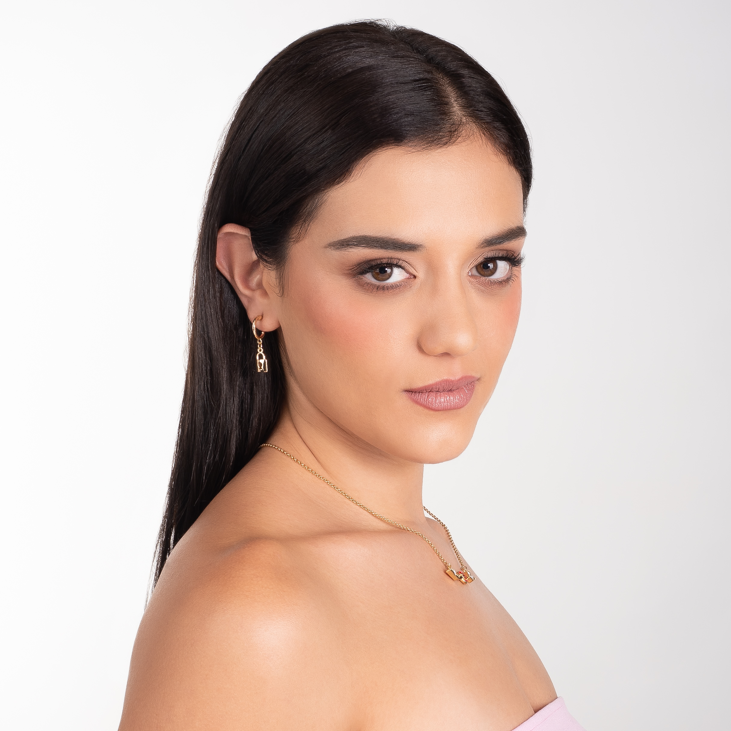 Aretes en baño de oro con dije candado diseño moderno