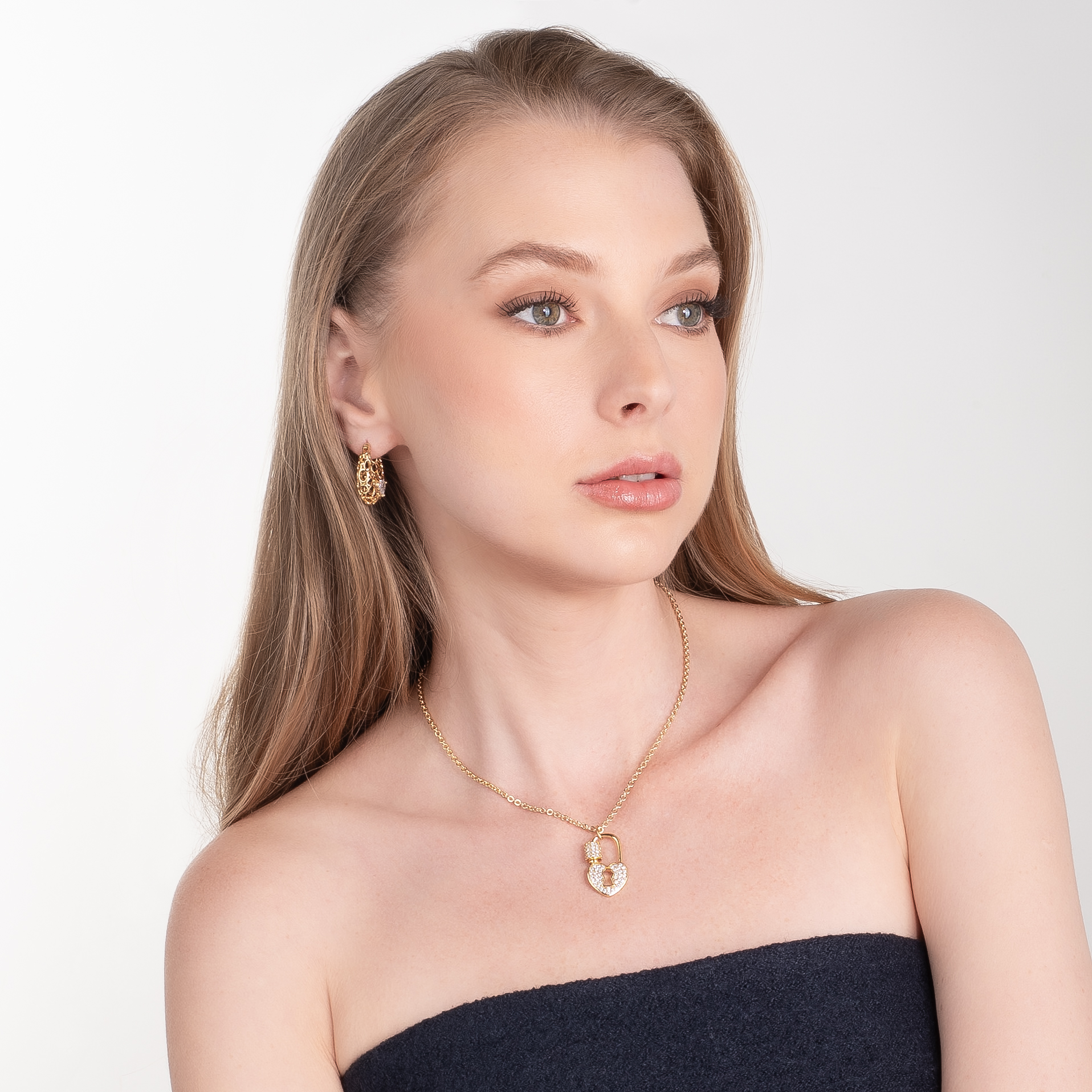 Aretes en baño de oro con piedra Diamonice diseño calado