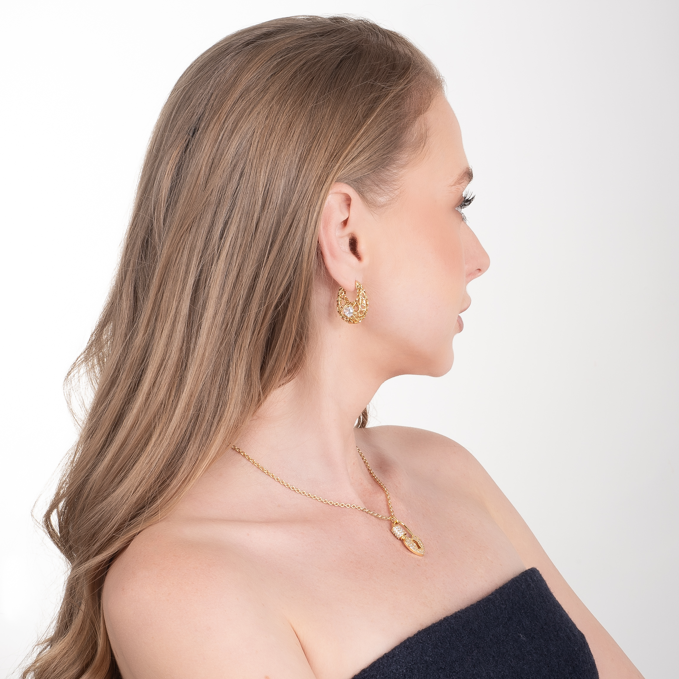 Aretes en baño de oro con piedra Diamonice diseño calado