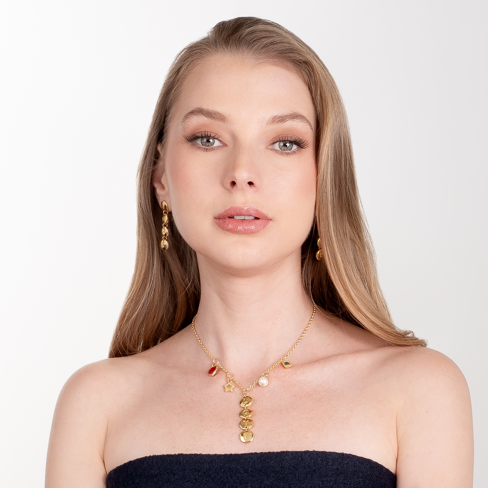 Aretes en baño de oro dijes LOVE diseño moderno colgante