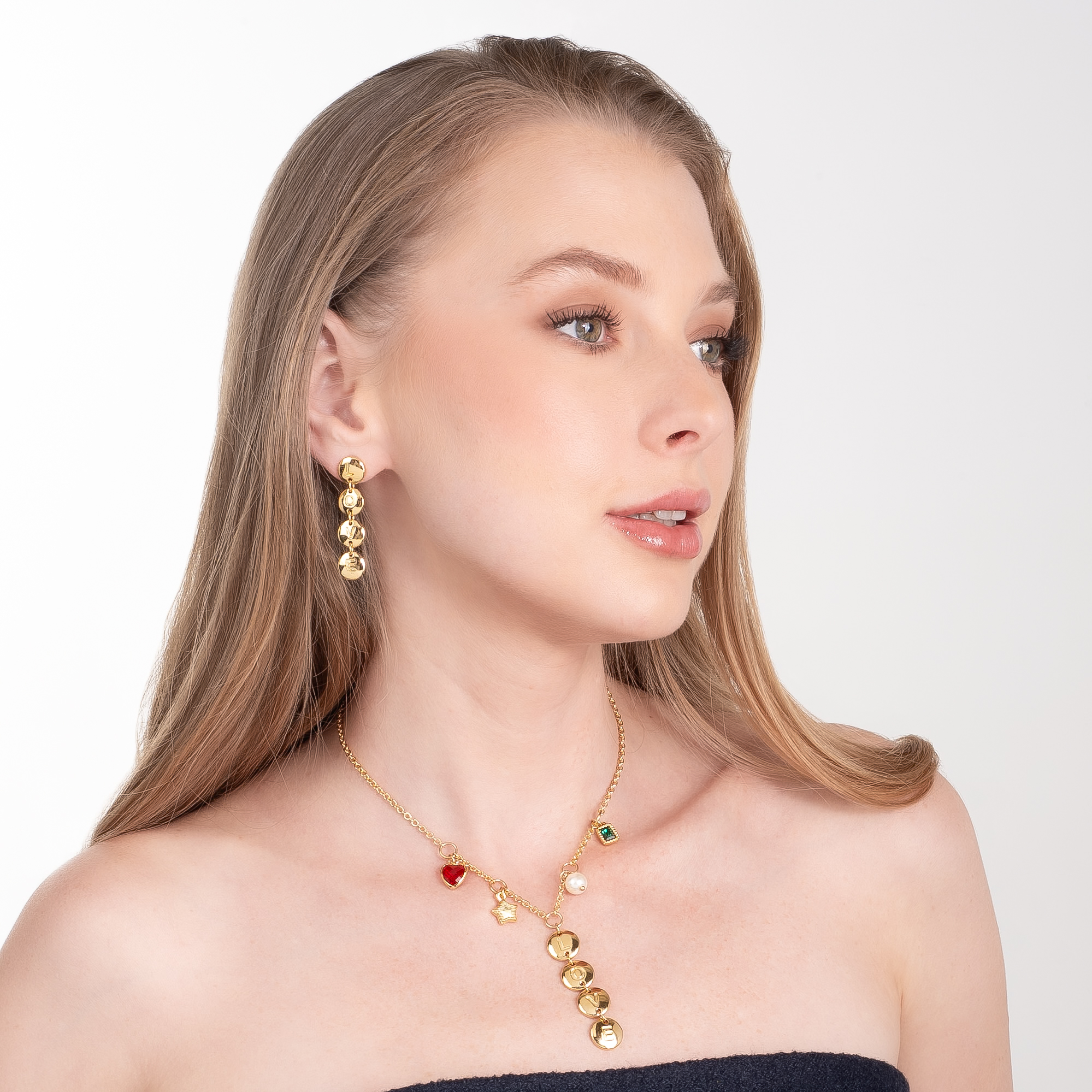 Aretes en baño de oro dijes LOVE diseño moderno colgante