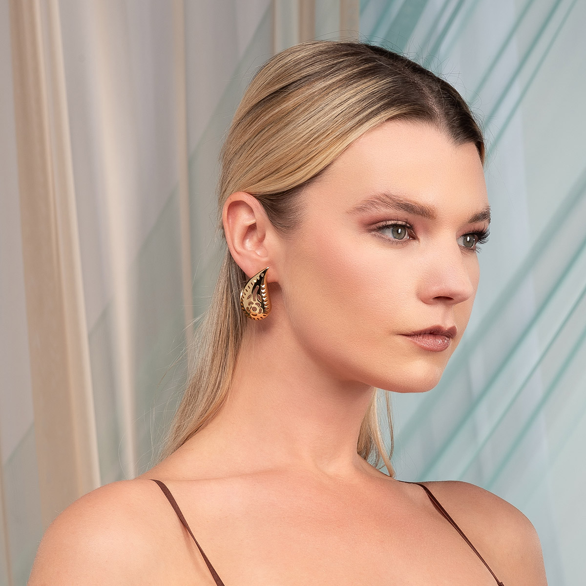 Aretes en baño de oro con diseño gota calada contemporáneo