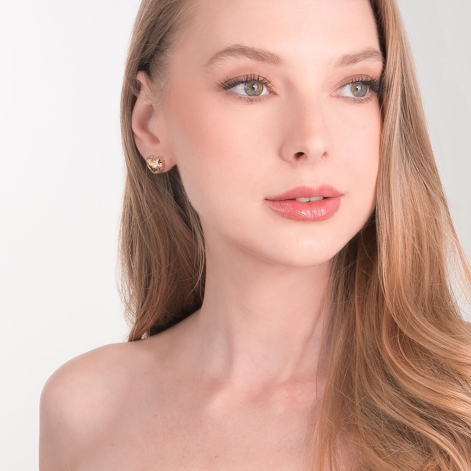 Aretes en baño de oro corazones textura burbuja moderna