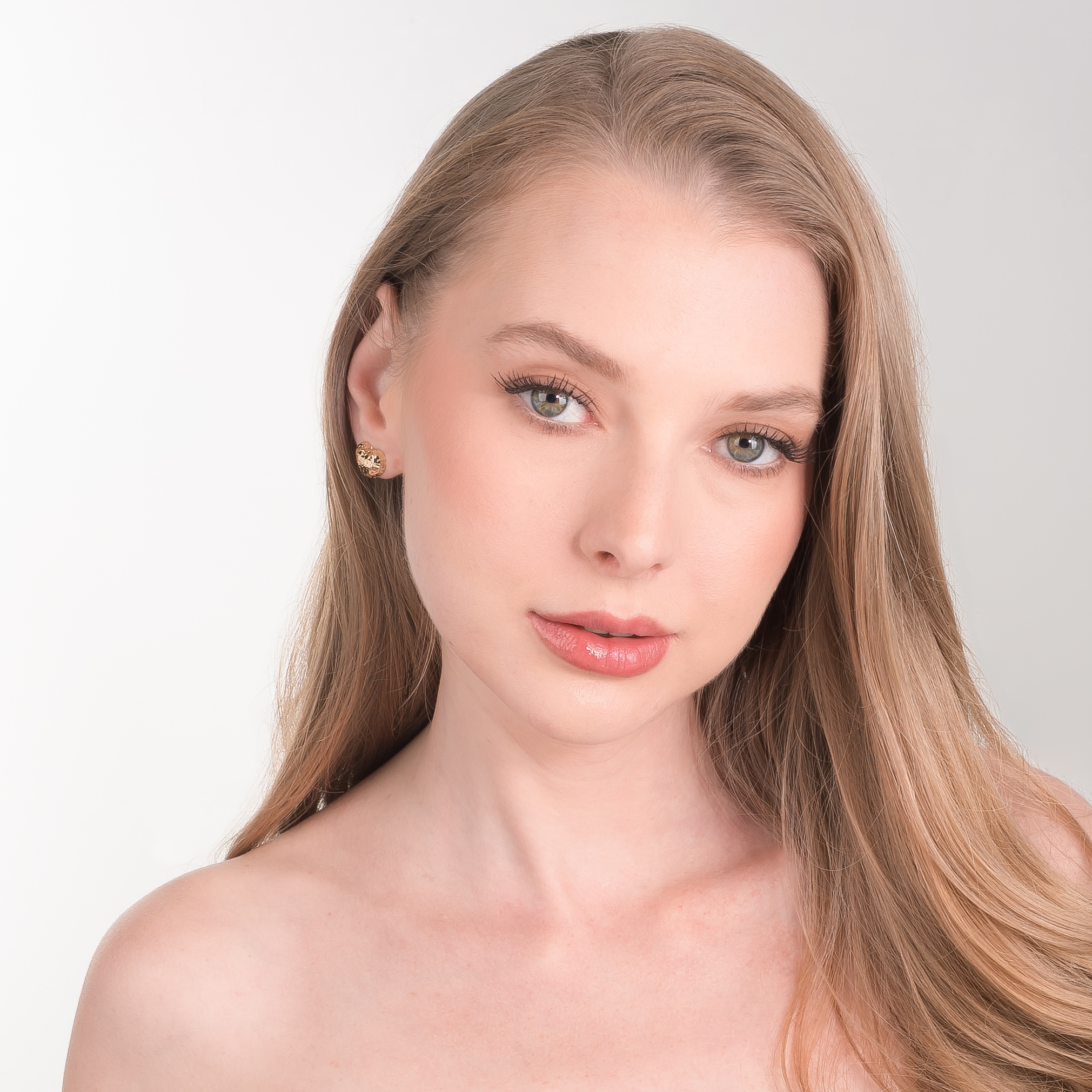 Aretes en baño de oro corazones textura burbuja moderna