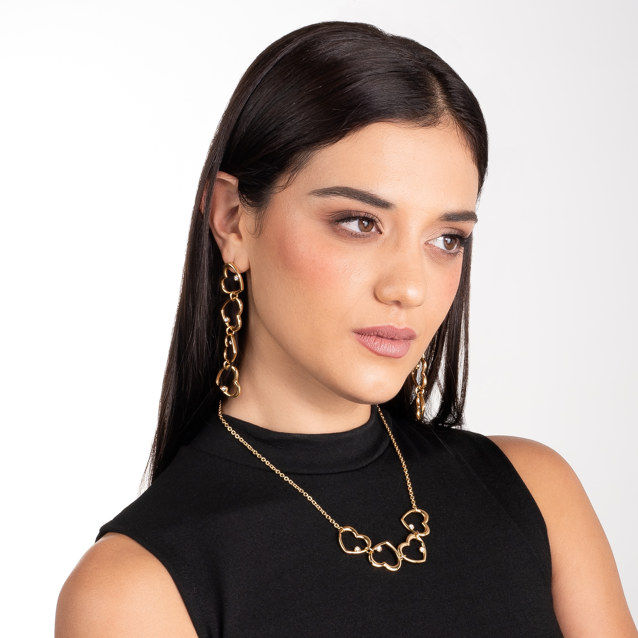 Aretes en baño de oro corazones entrelazados toque brillante